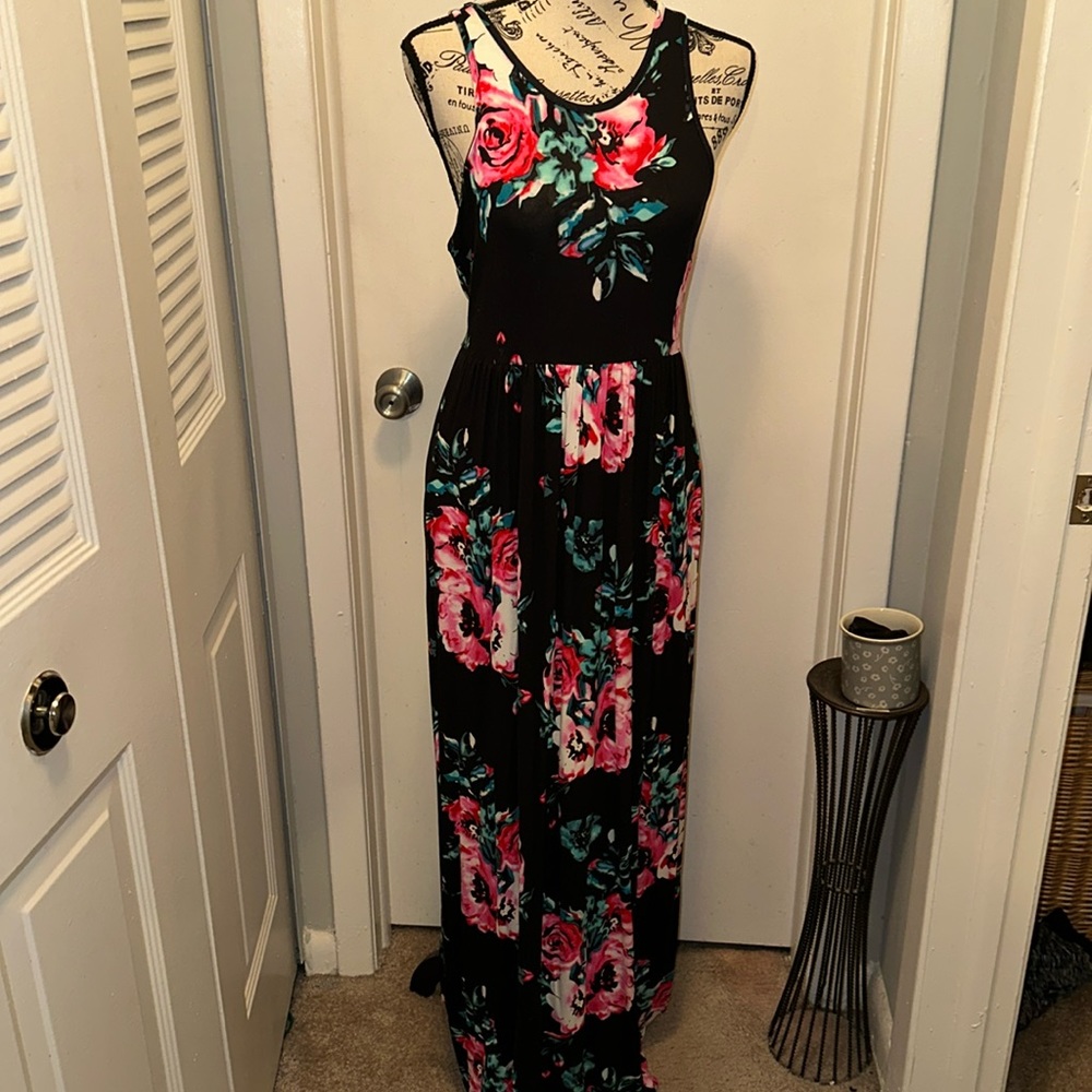 Grecerelle maxi dress- razor back- SZ medium- pink floral on black - good cond.